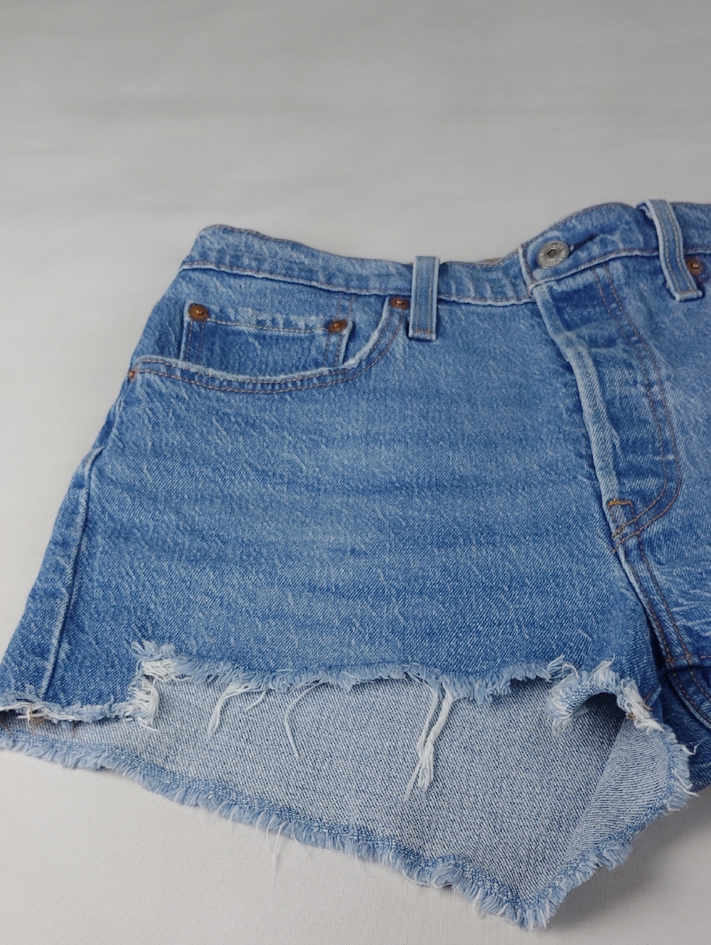Levi's Women's Denim Shorts. - Picture 3 of 15
